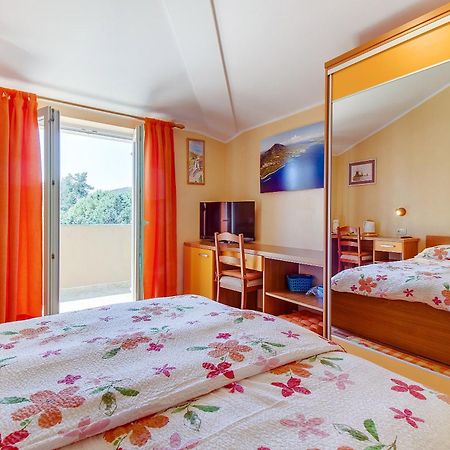Apartments And Rooms By The Sea Nerezine, Losinj - 11815 Pokoj fotografie